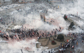 Turquia: As imagens da batalha campal na praça Taksim 16