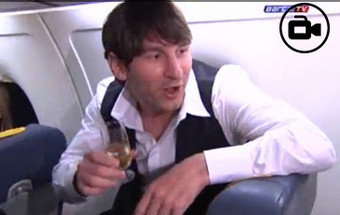 Veja a festa de Messi no avião de regresso a Barcelona