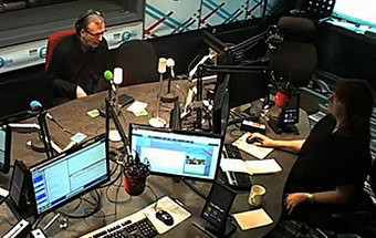 Veja o que acontece quando um rato entra num estúdio de rádio