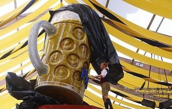 Venda das tradicionais bolachas do Oktoberfest para ajudar refugiados