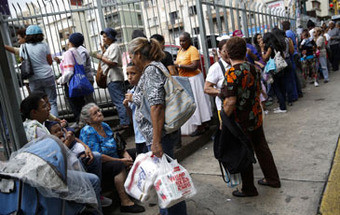 Venezuela: Atum, massa e frango entre os produtos que só podem ser comprados uma vez por semana