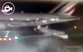 VÍDEO: Airbus choca com pequeno avião ao levantar voo do aeroporto JFK