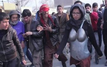 VÍDEO: Artista iraniana vestiu armadura de metal em defesa dos direitos das mulheres