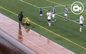 VÍDEO: Bolada faz árbitro perder peruca
