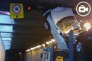 VÍDEO: Camião de transporte de automóveis ficou preso num túnel de Lisboa