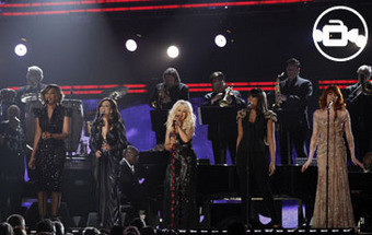VÍDEO: Christina Aguilera cai em palco nos Grammy