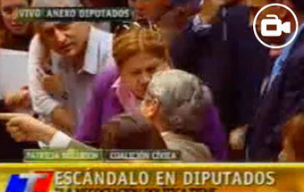 VÍDEO: Deputada argentina dá bofetada a colega