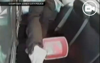 VÍDEO: Detido salta pela janela de carro da polícia em andamento