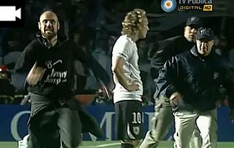 VÍDEO: Jimmy Jump volta a atacar