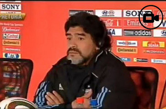 VÍDEO: Maradona manda Pelé para o museu