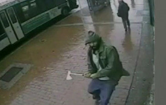 Vídeo mostra homem a atacar polícias com um machado