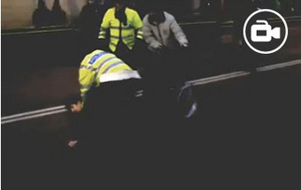 Vídeo mostra jovem alegadamente arrastado de cadeira de rodas
