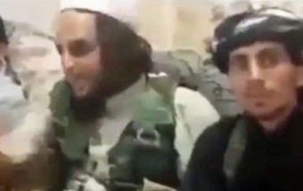 Vídeo mostra militantes do Estado Islâmico a comprar escravas