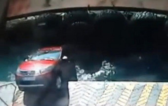 Vídeo mostra momento fatal em que carro cai de ferry