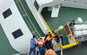 Vídeo mostra o momento em que o capitão abandona o navio