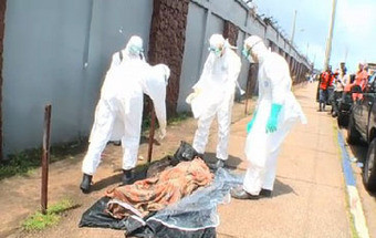 Vídeo mostra 'vítima' do Ébola a mexer-se já dentro de saco de cadáver
