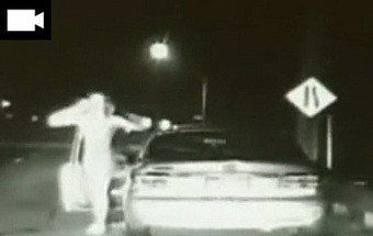 VÍDEO: Mulher conduzia a 205 km/h é presa e sai despida do carro