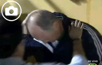 VÍDEO: Scolari atingido na cabeça por um rádio
