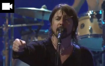 Vocalista dos Foo Fighters interrompe concerto para expulsar espetador violento