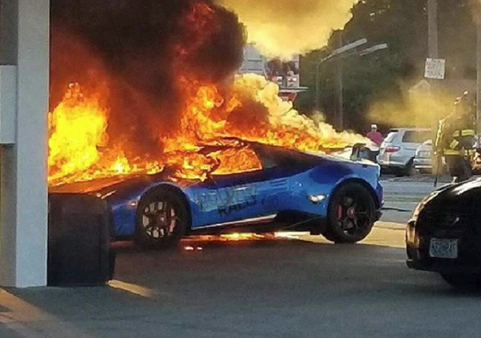 Visão | Lamborghini de 400 mil dólares incendiado em posto de combustível