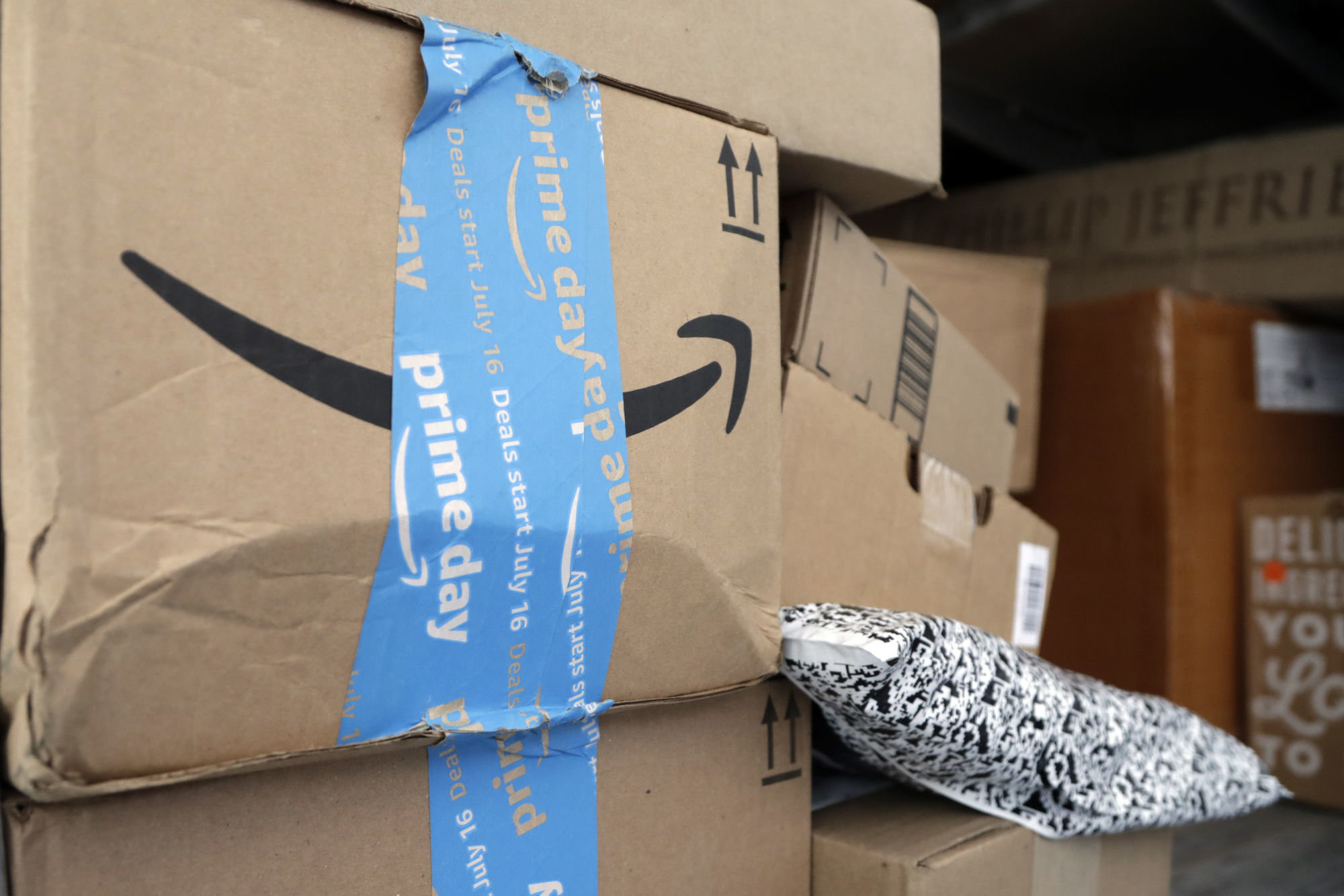 Visão | Polícia usa caixas falsas de encomendas da Amazon, com GPS ...
