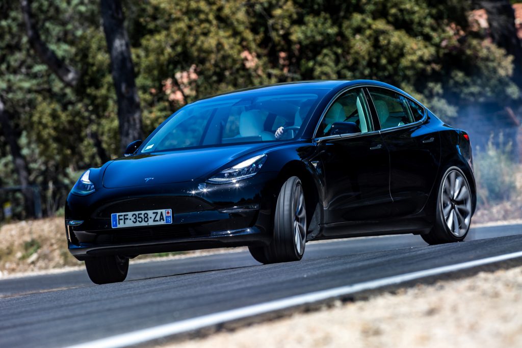 Visão | Teste Do Tesla Model 3 Em Pista: Qualquer Um Pode Ser Piloto De ...