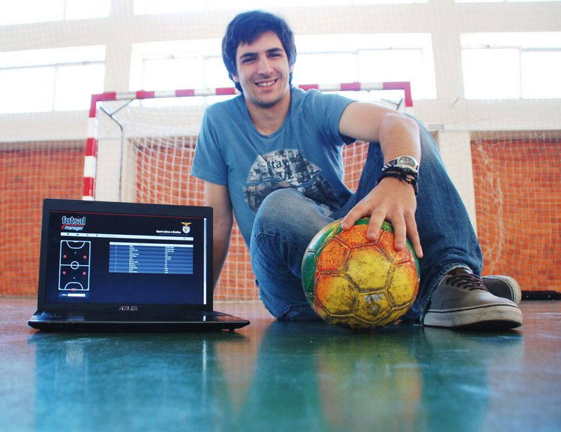 João Lopes e o simulador de futsal.jpg