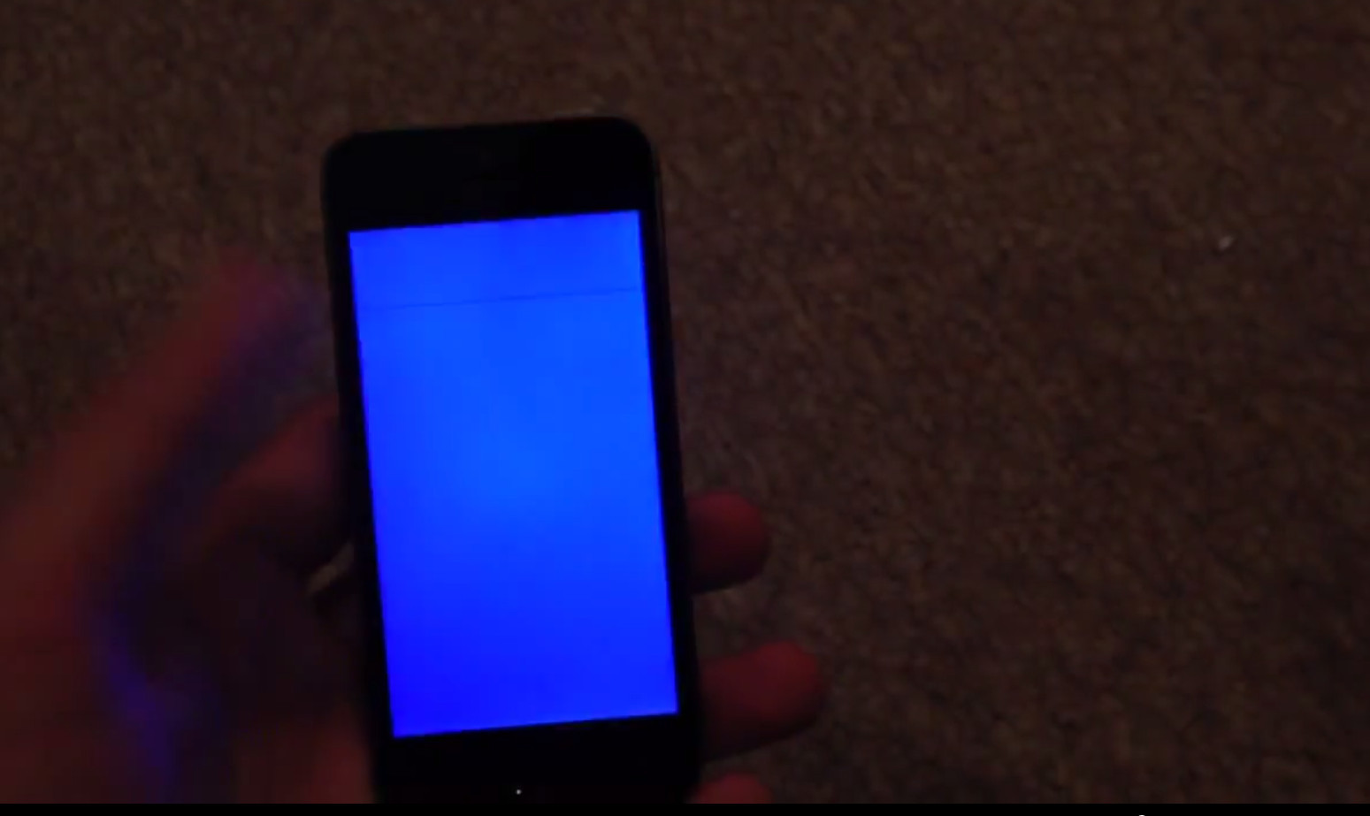 Не горит экран телефона что делать. Синий экран смартфона. Синий экран на телефоне. Экран смерти смартфона. Голубой экран на телефоне.