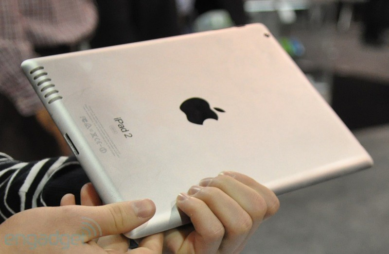 Será assim o iPad 2? Esta foto deste modelo não oficial foi feita na edição deste ano do CES