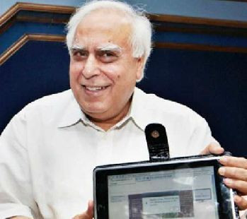 Kapil Sibal segurando o protótipo do tablet