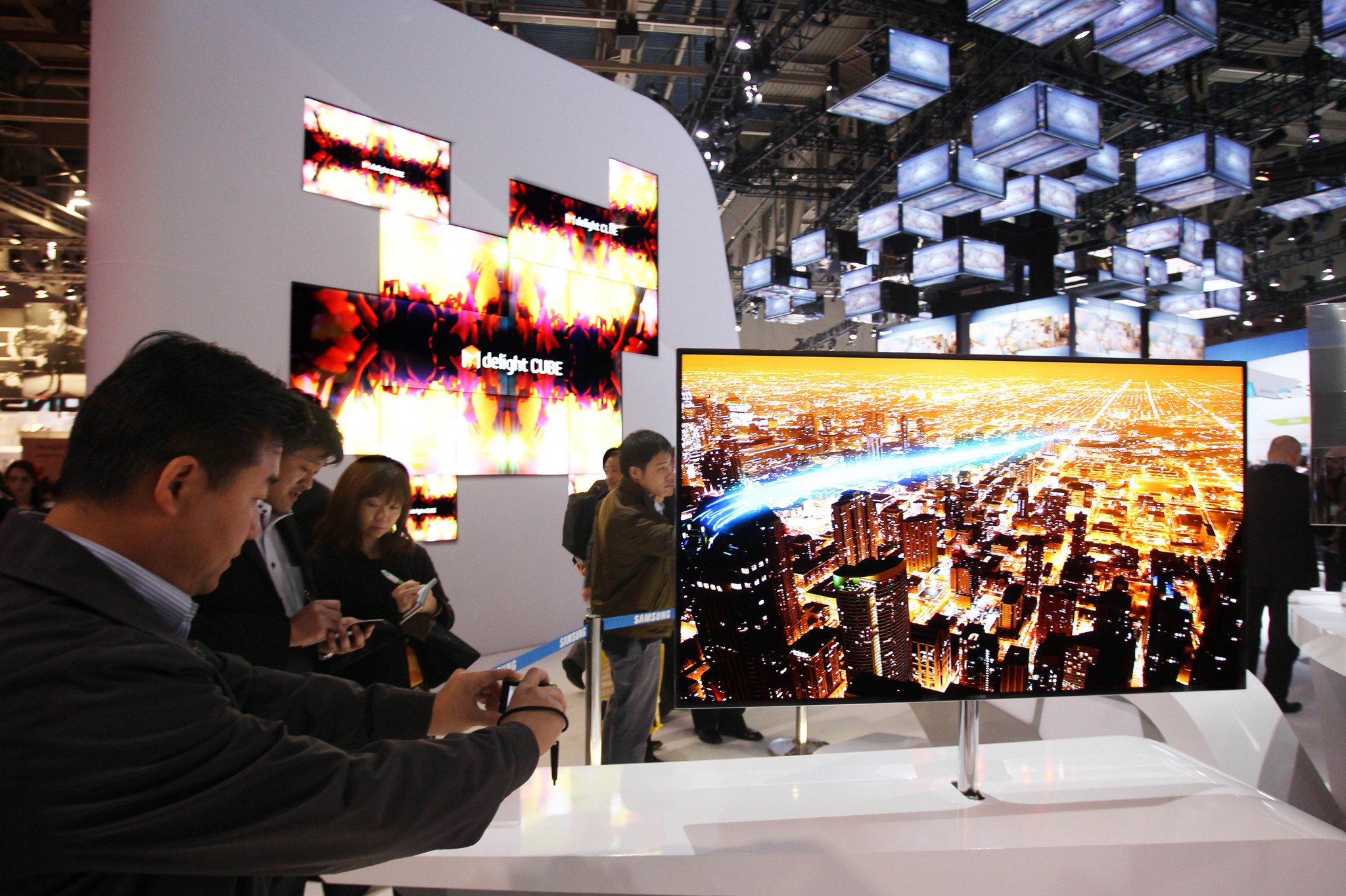 Следующее тв. LG OLED 2012 телевизоры. Выставка смартфонов. Самый тонкий телевизор в мире. Разработчик телевизора.