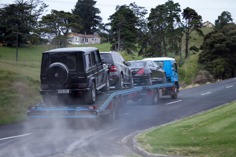 Reboque com 3 mercedes.jpg