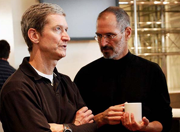 Tim Cook à esquerda de Steve Jobs