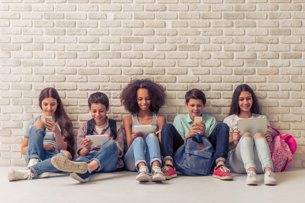 crianças telemóveis redes sociais