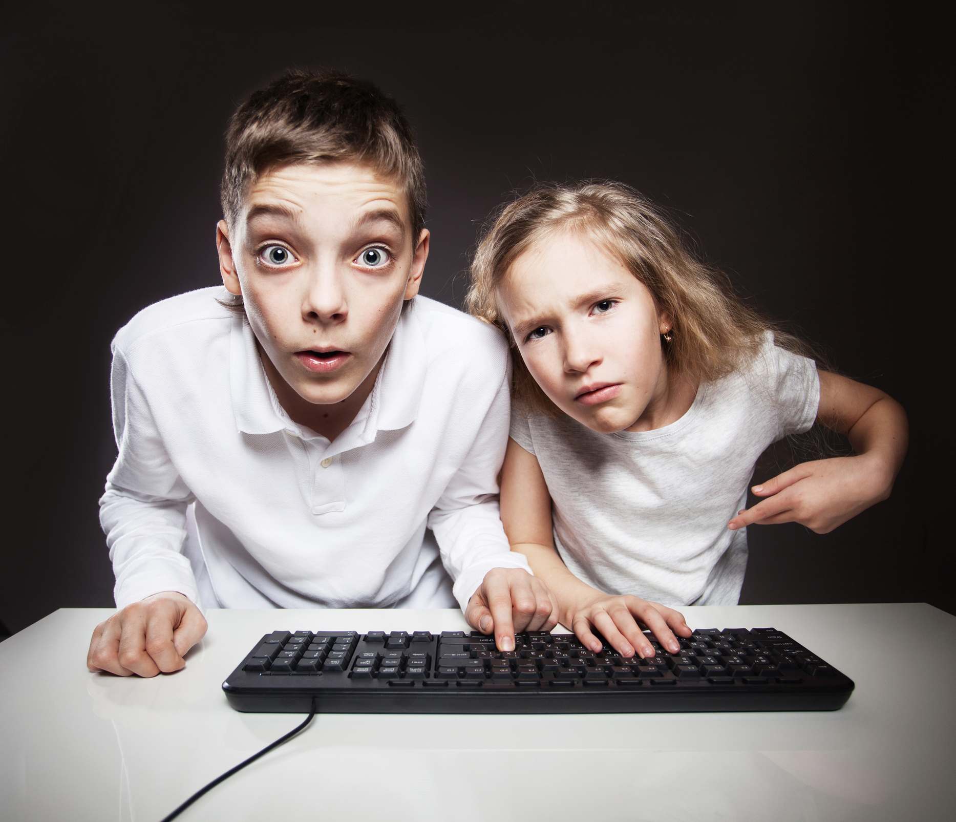 Предлагать м. Surprised child looking at Phone. Surprised child looking at watch.