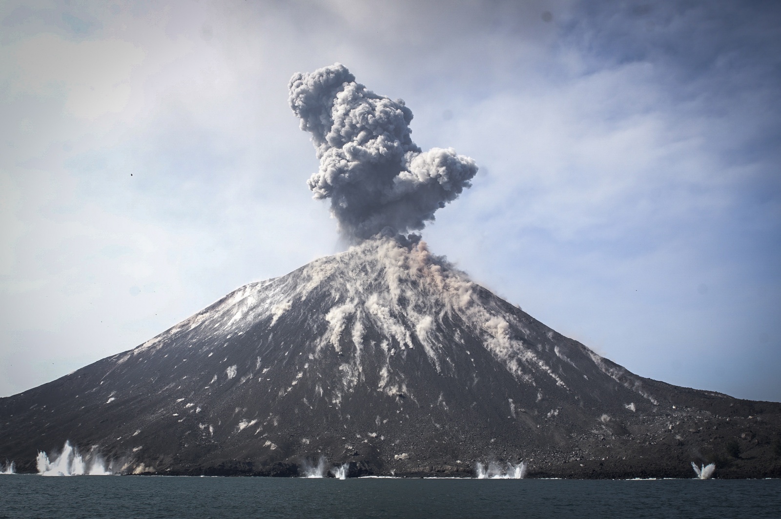 Visão | Vulcão Krakatoa entrou em erupção na Indonésia