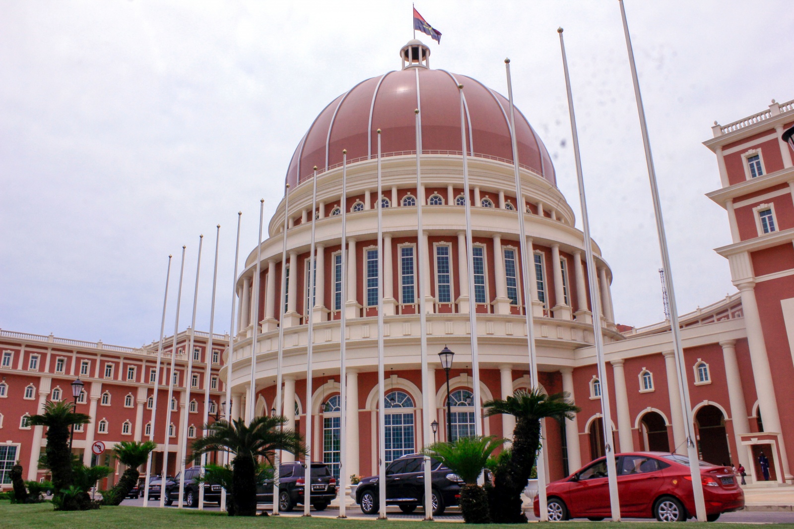 Visão | Banco Nacional de Angola quer implementar sistema de dinheiro ...