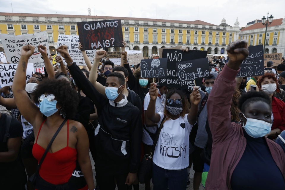 Visao As Imagens Da Manifestacao Contra O Racismo Que Juntou Centenas Nas Ruas De Lisboa