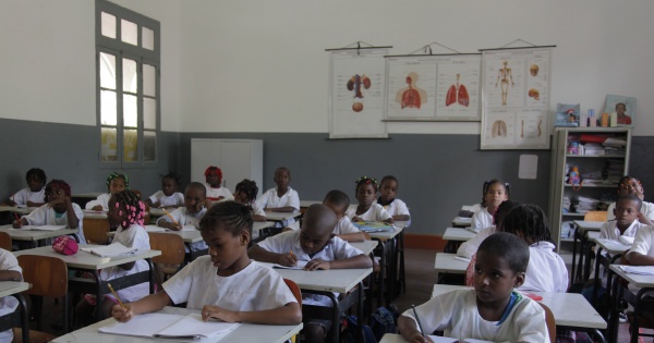 Visão | Angola equipa escolas com salas ligadas à internet para ...