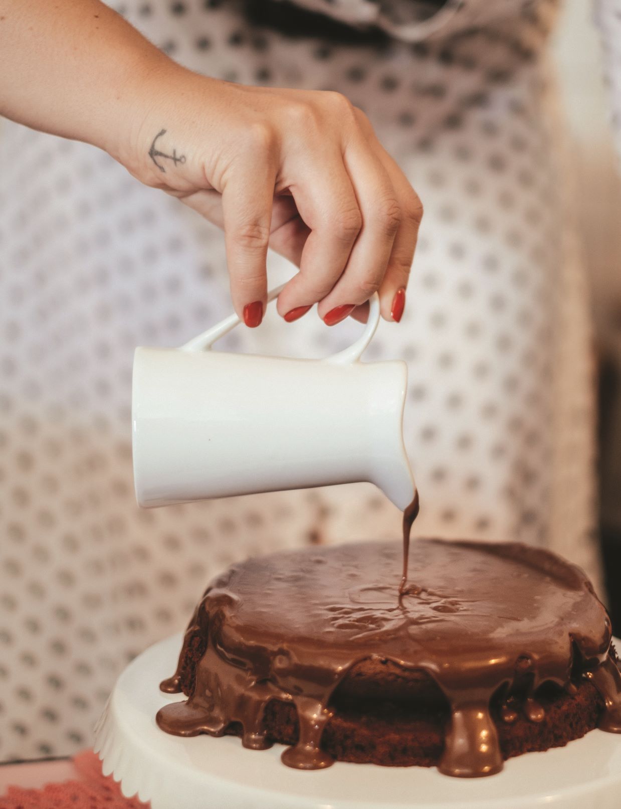 Visão  Receita de bolo de chocolate e ovos com calda de