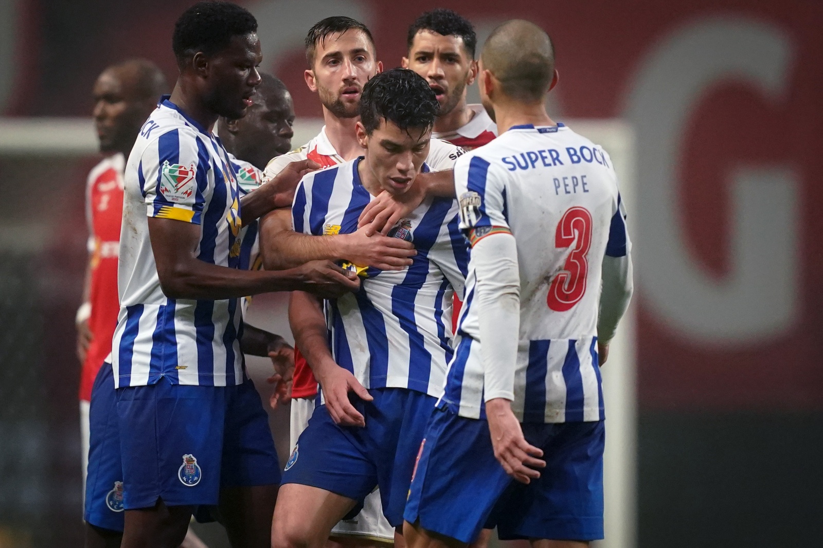 Visão  Capitão do Luton teve colapso em pleno jogo em Bournemouth