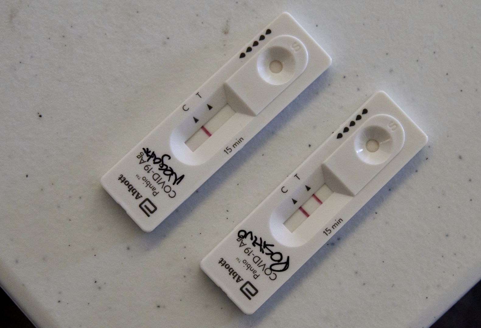 Repórter descobre ao vivo que testou positivo para covid-19