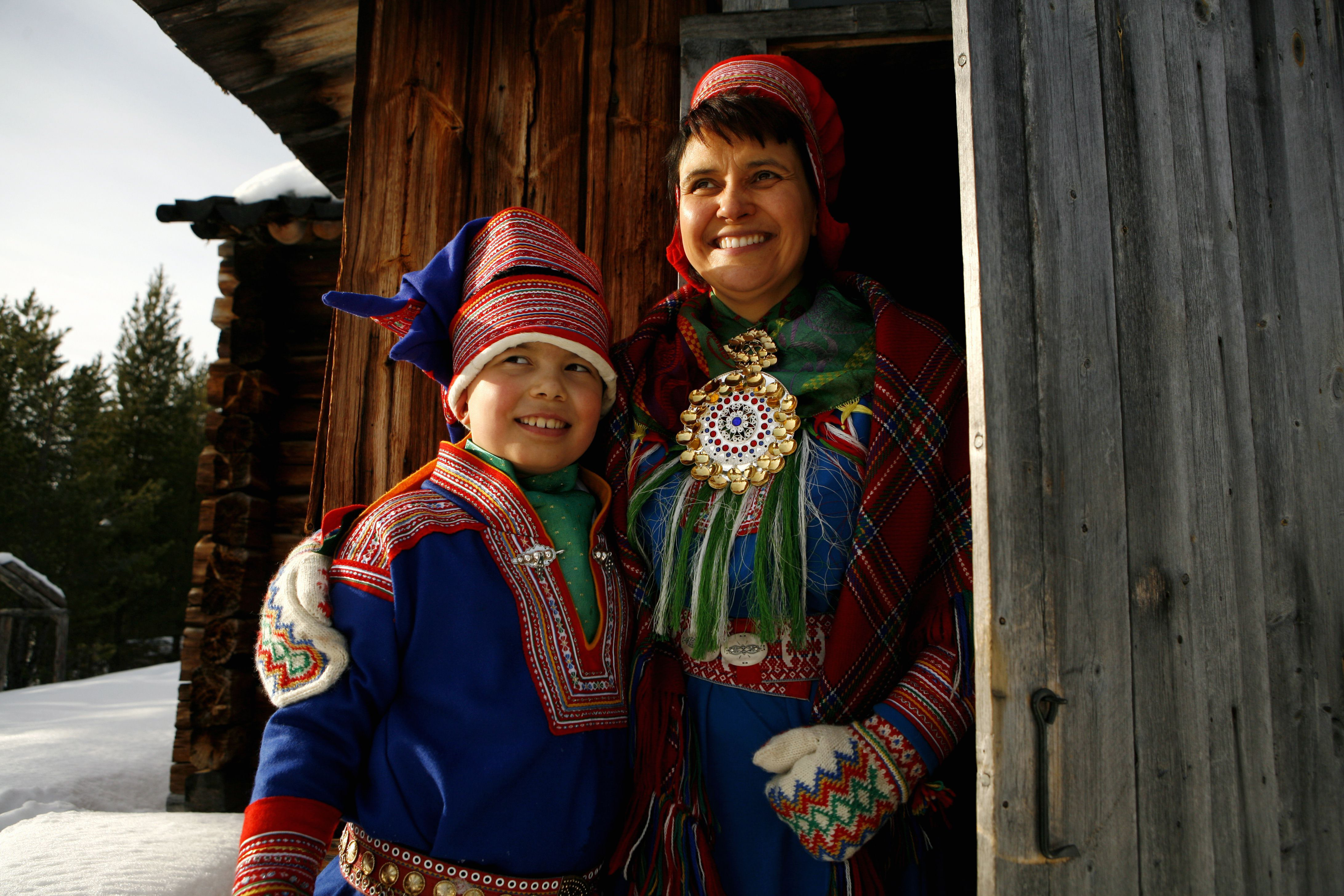 Foto de Pessoas Andando Na Tradicional Aldeia Na Noruega Ao Pôr Do