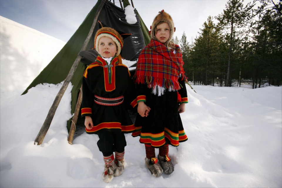 Foto de Pessoas Andando Na Tradicional Aldeia Na Noruega Ao Pôr Do