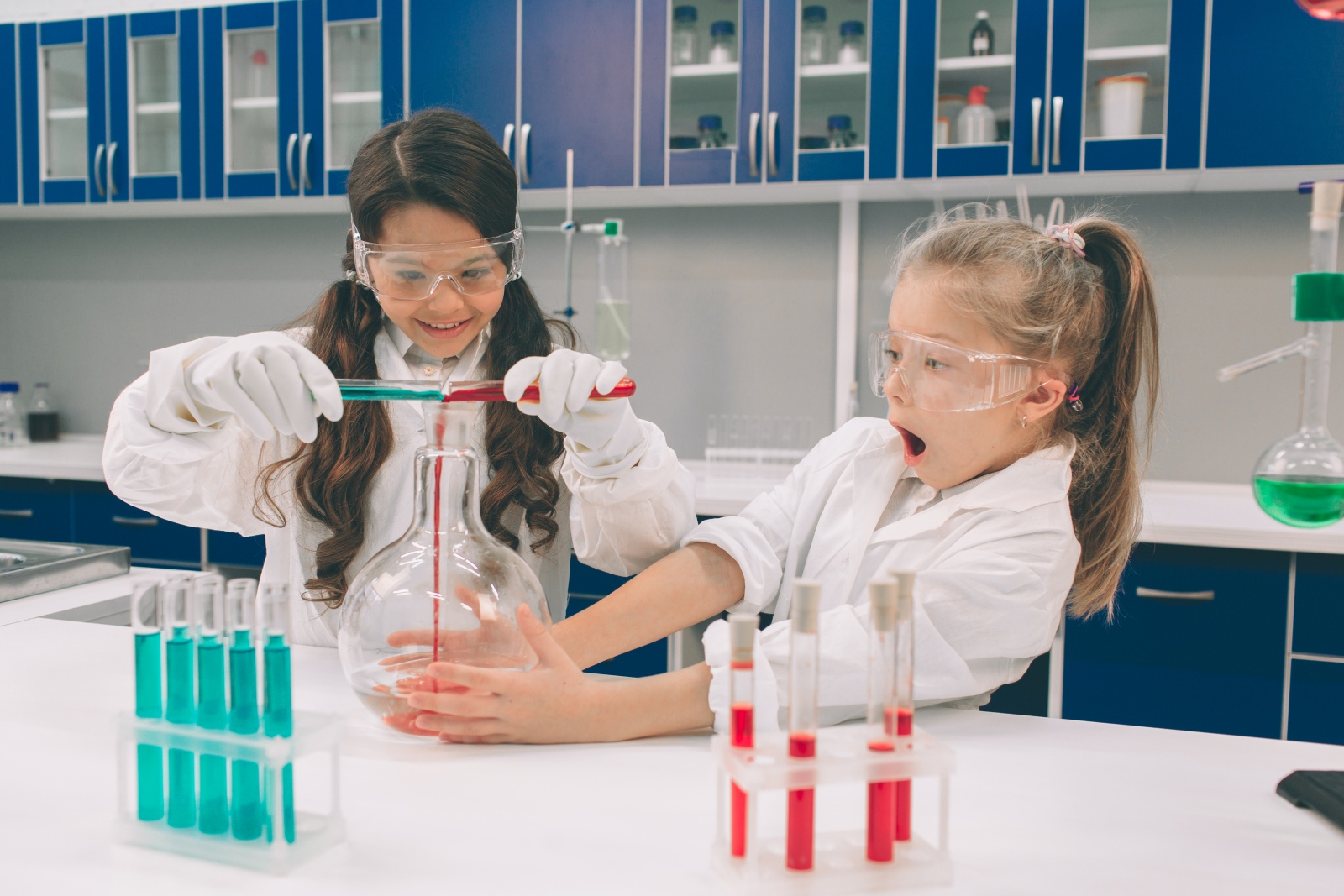Изучение химии в школе. Лаборатория для детей. Лаборатория в школе. Детская хим лаборатория. Химическая лаборатория для детей.