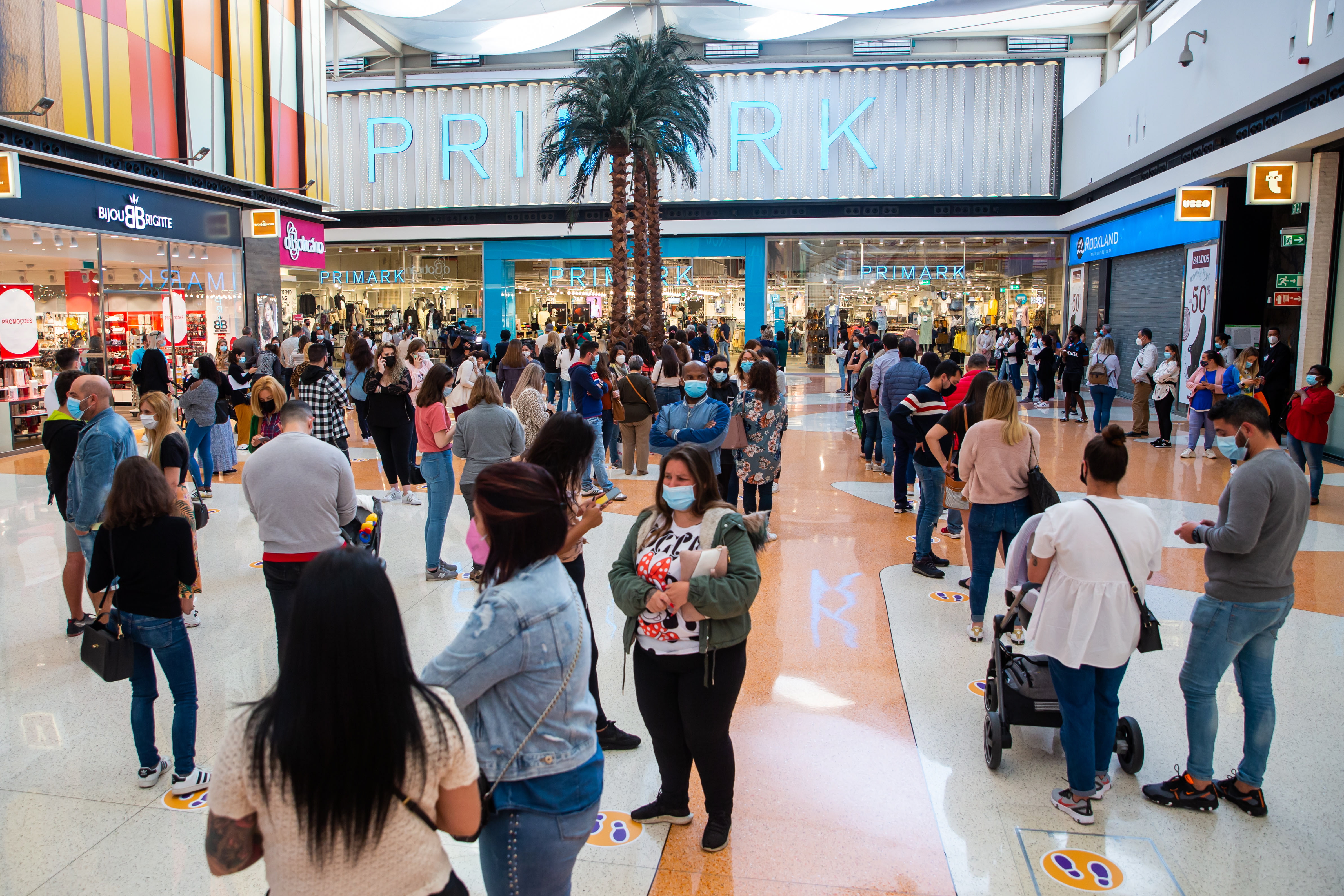 Visão Covid-19 Chuva de confetti e filas na reabertura das lojas de centro comercial da Amadora