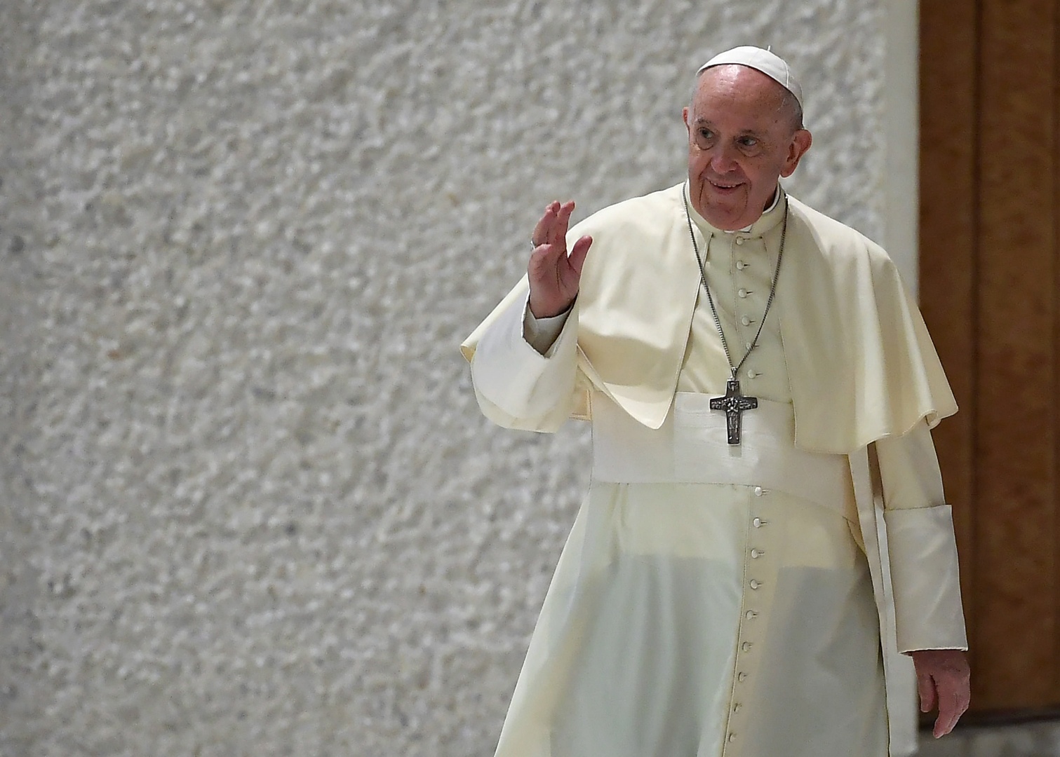 Em mensagem natalina, Papa Francisco diz que mundo está 'doente de