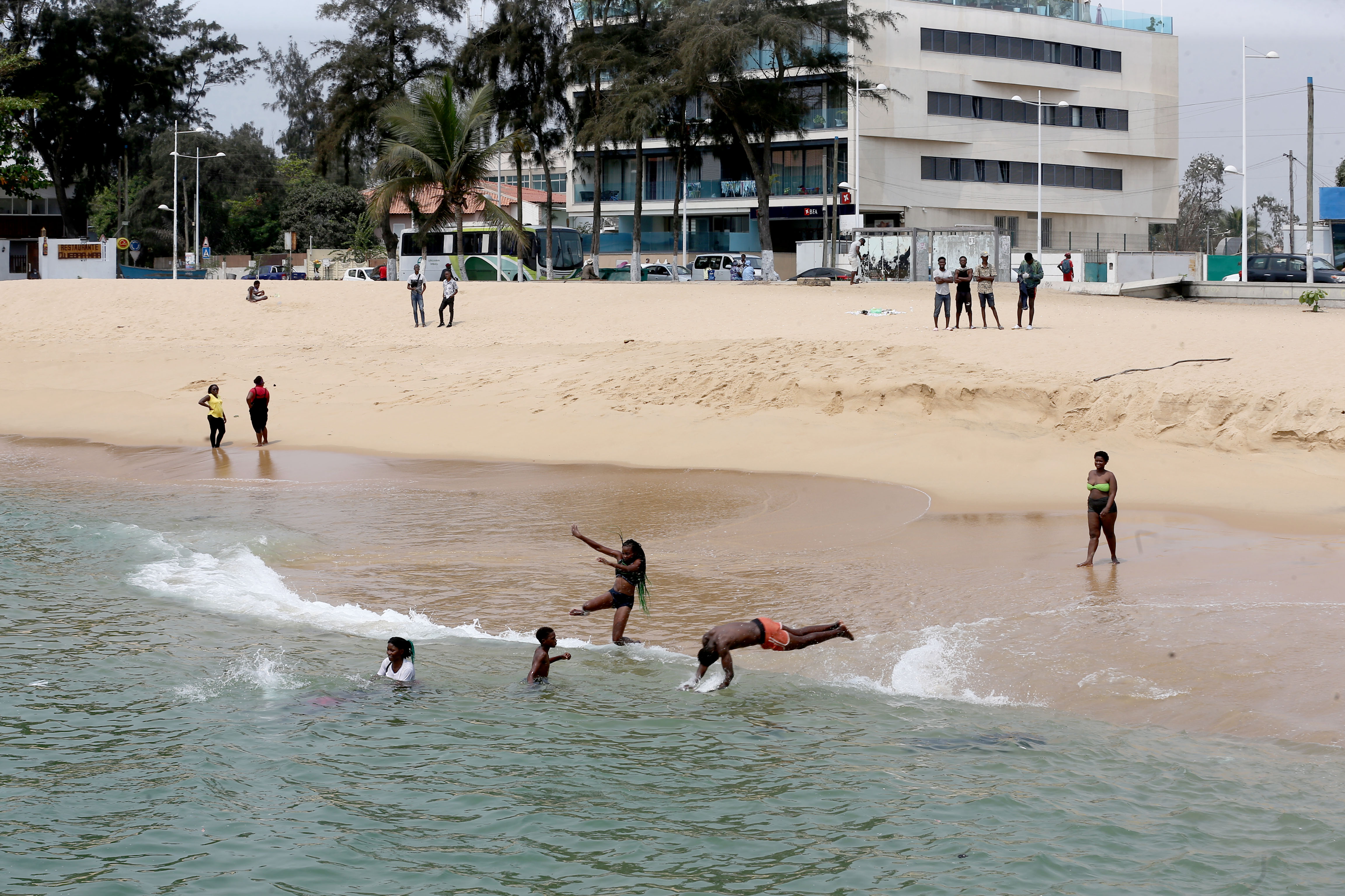 Visão  Covid-19: Praias de Luanda reabriram pondo fim a mais de