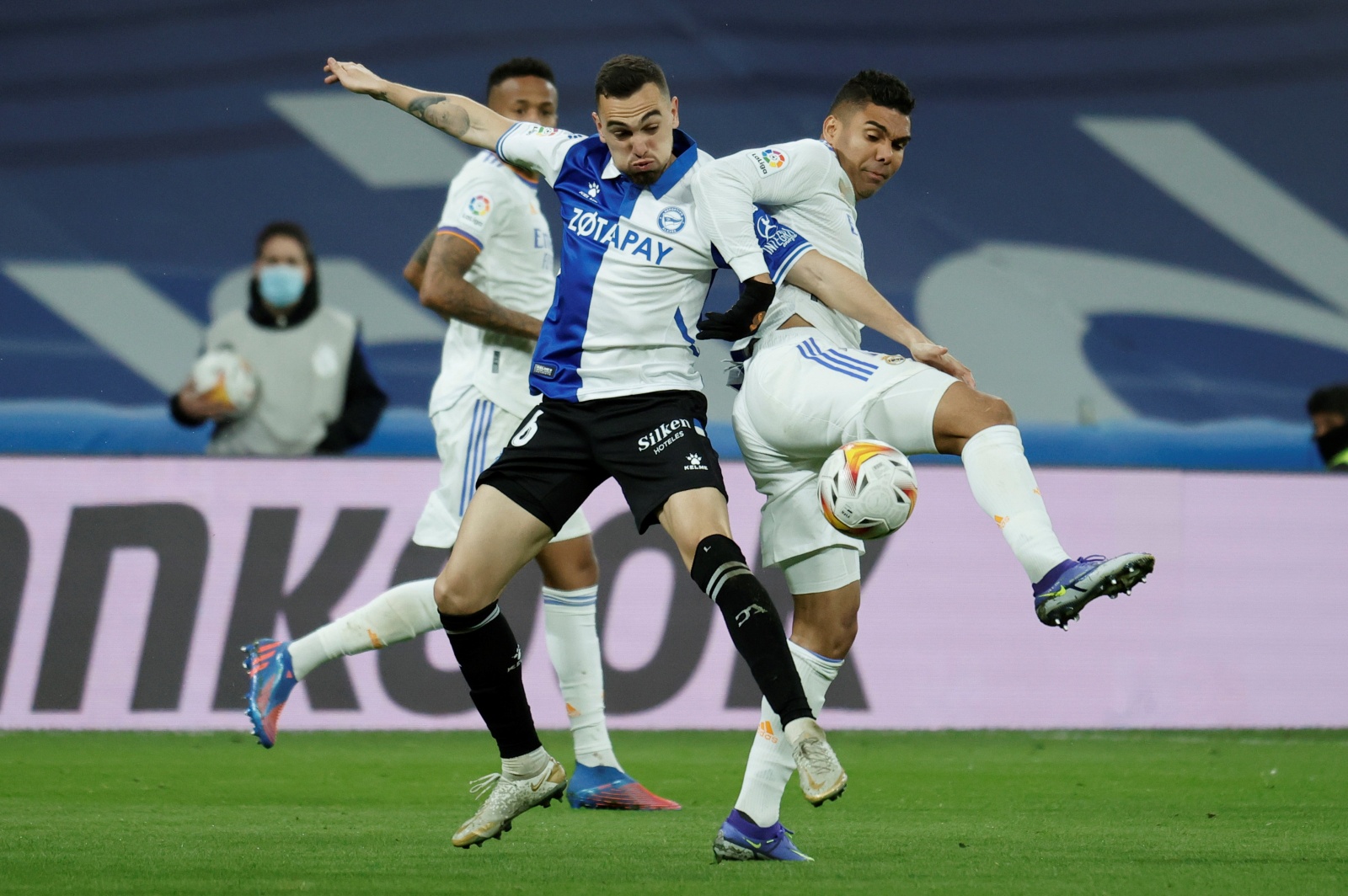 Алавес реал матч. Реал Мадрид Алавес. Real Madrid reklama Bokal. Stefan Bajcetic. «Реал Мадрид» – «Алавес» 5-0. чемпионский каток.