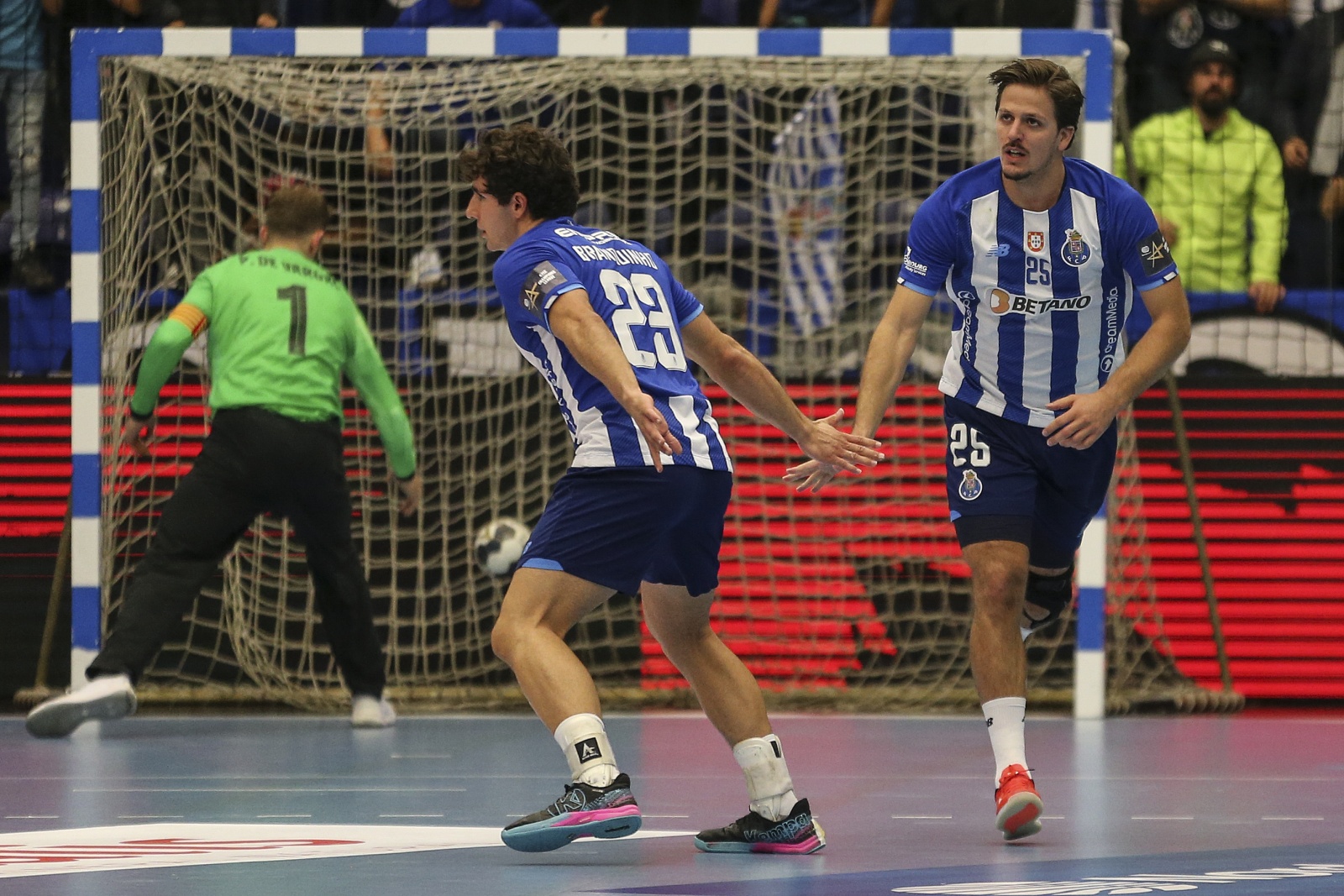 Visão Fc Porto Nos Oitavos Da Liga Dos Campeões De Andebol Pela Terceira Vez Seguida 4004